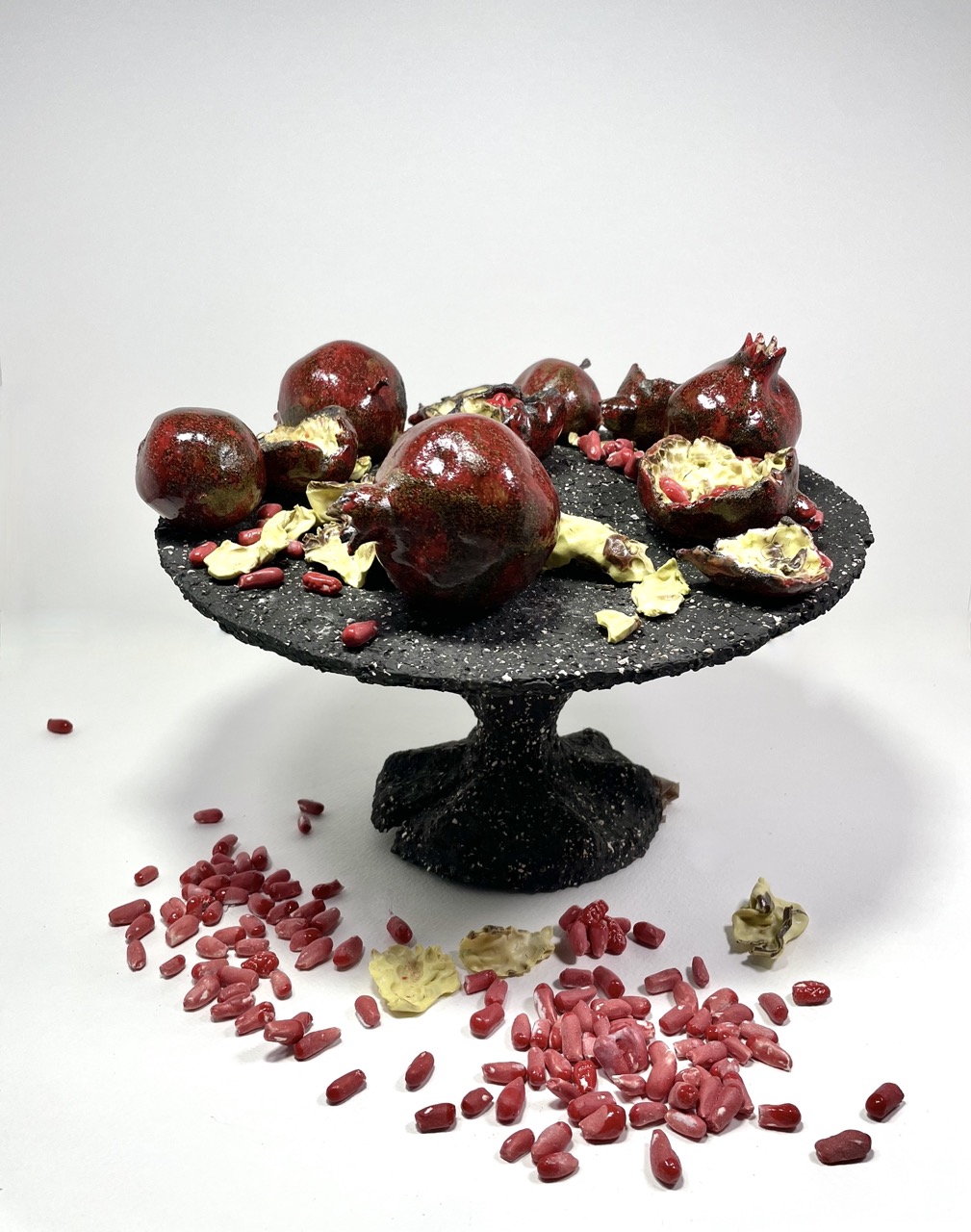 Daria Krotova, Pommes grenades sur un vase, 2023 Porcelaine, grés, argile de bord de mer, oxydes, émaux 30 x 30 x 22 cm