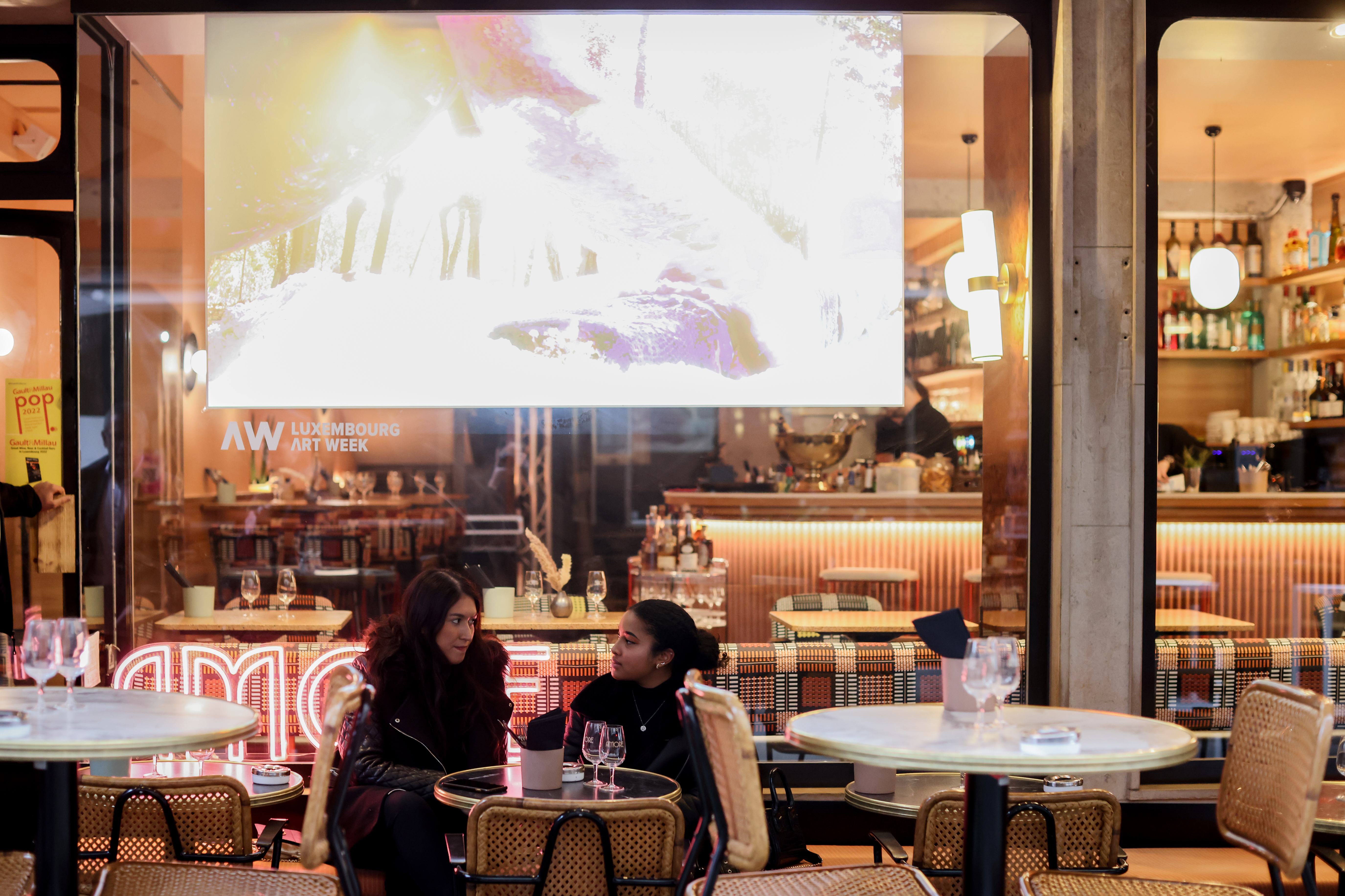 Stijn Ank, Projection du processus créatif de Phoenix au restaurant Amore, 2022, Luxembourg Art Week 2022, © Sophie Margue