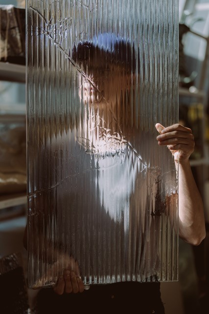 Image de Vera Kox tenant une plaque de verre