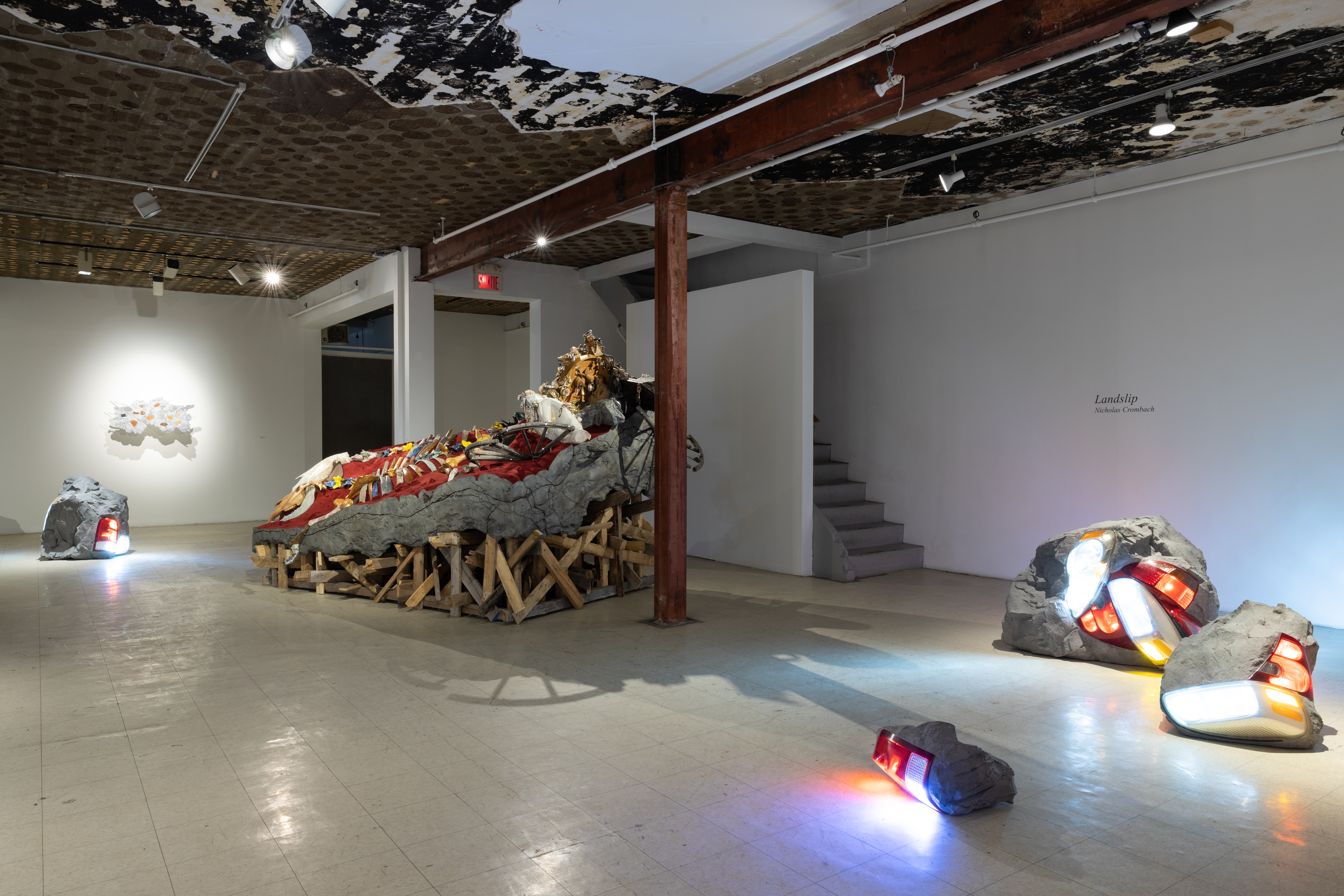 Exposition de Nicholas Crombach au centre d’art contemporain Art Mûr : sculptures et installations monumentales présentées dans un vaste espace industriel.