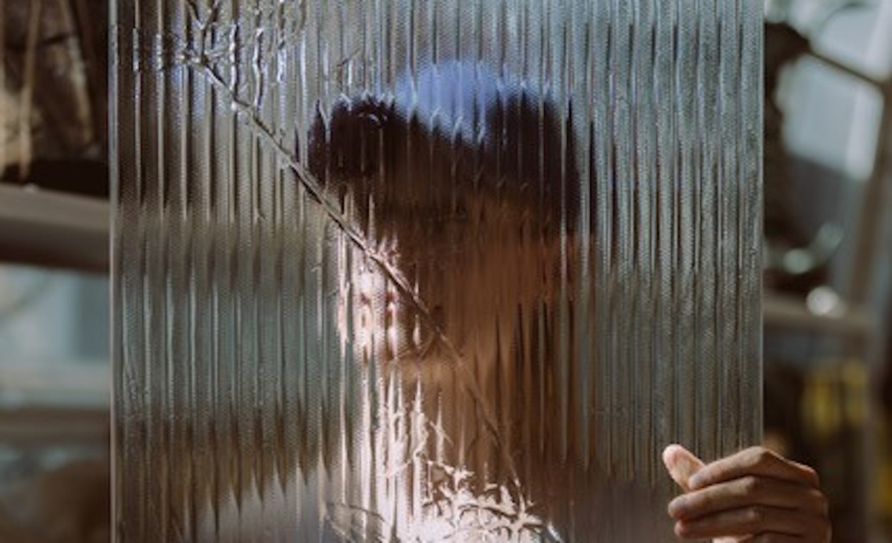 Image de Vera Kox tenant une plaque de verre