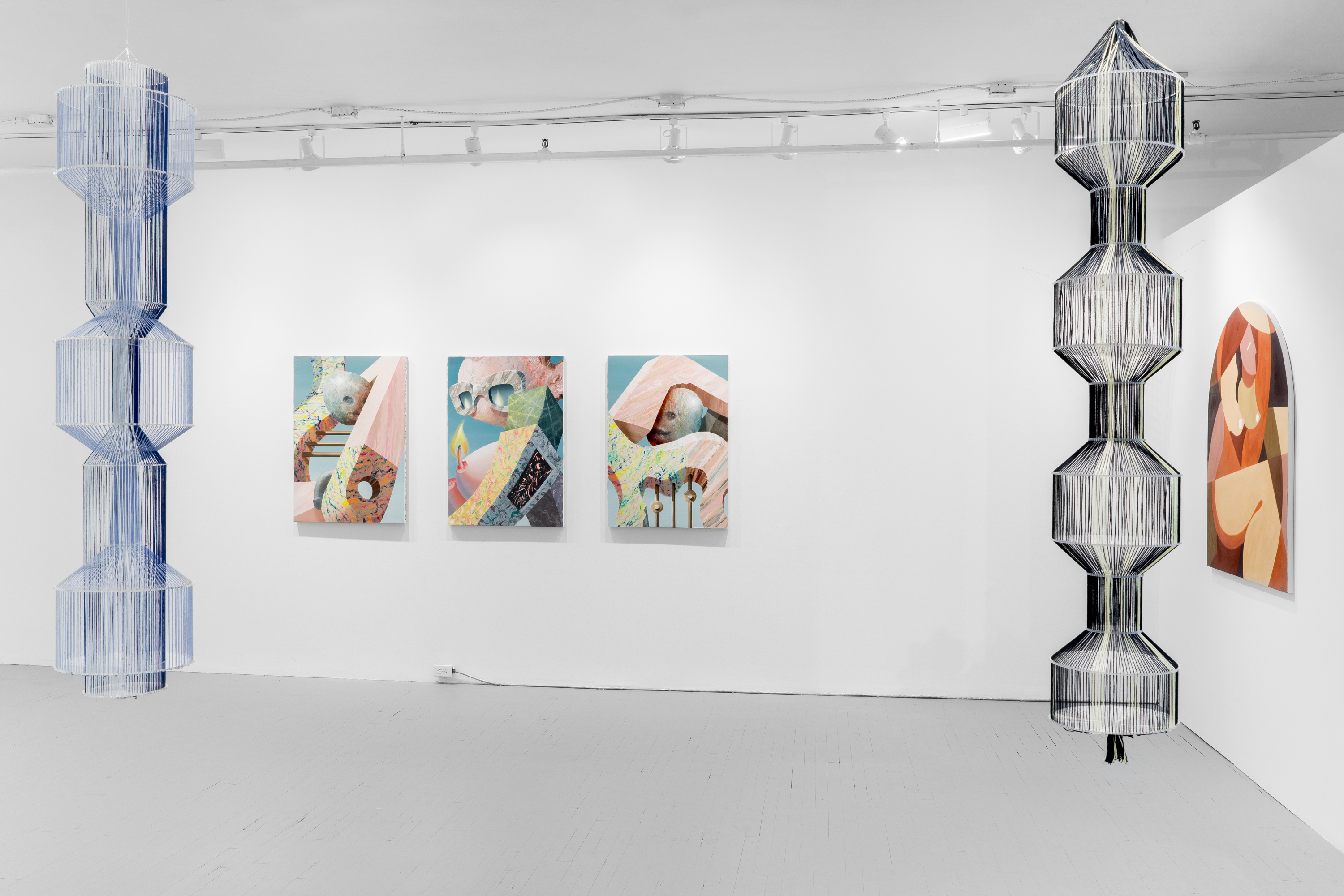 Vue de l’exposition à la galerie Duran Art Contemporain : peintures accrochées sur des murs blancs et sculptures installées dans un espace lumineux