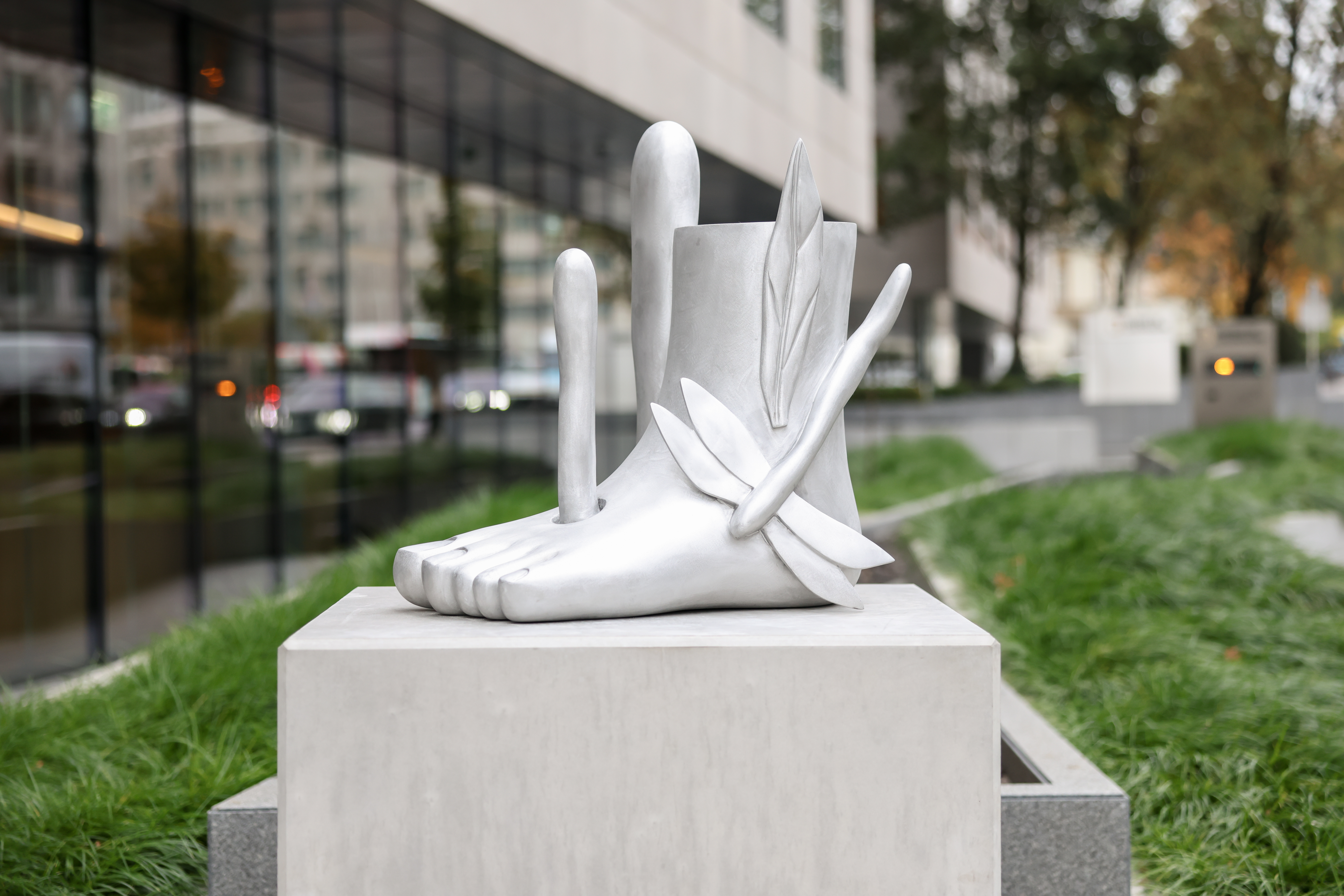 Martine Feipel & Jean Bechameil, Entangled, 2024, Sculpture Trail, Luxembourg Art Week 2025 © Sophie Margue