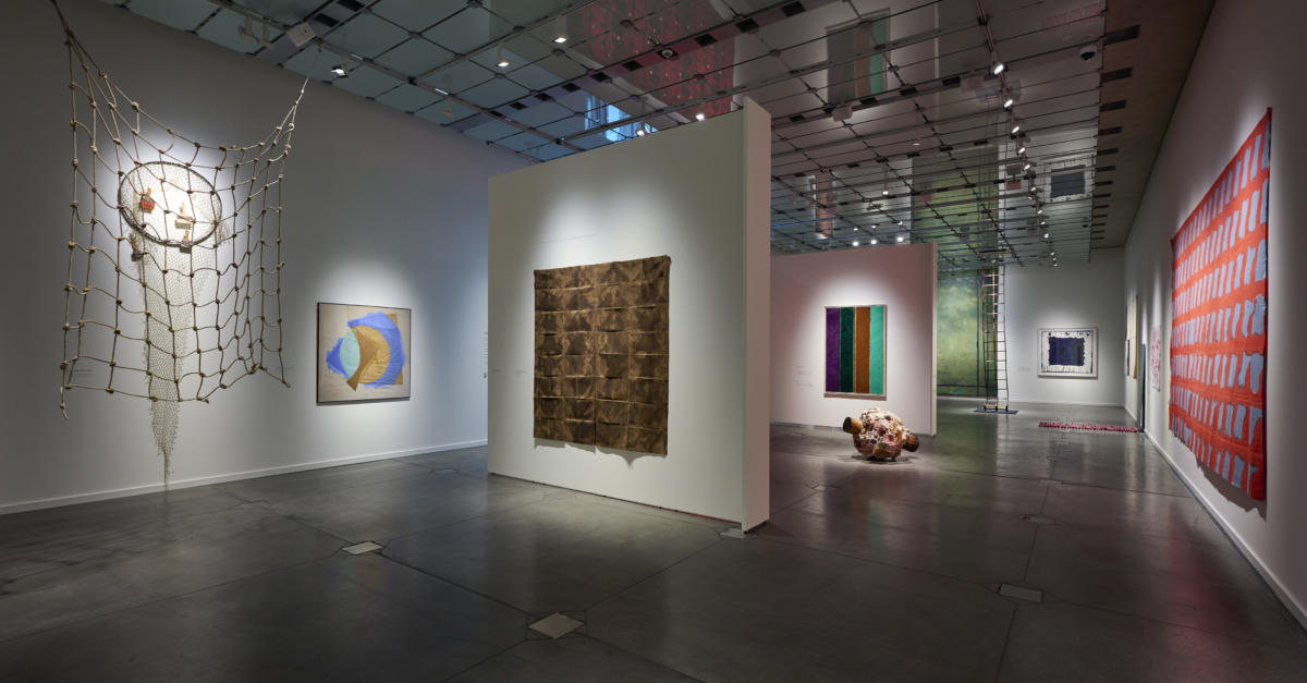 Image de l'exposition du mouvement Supports/Surfaces au Nationalisée um Fëschmaart