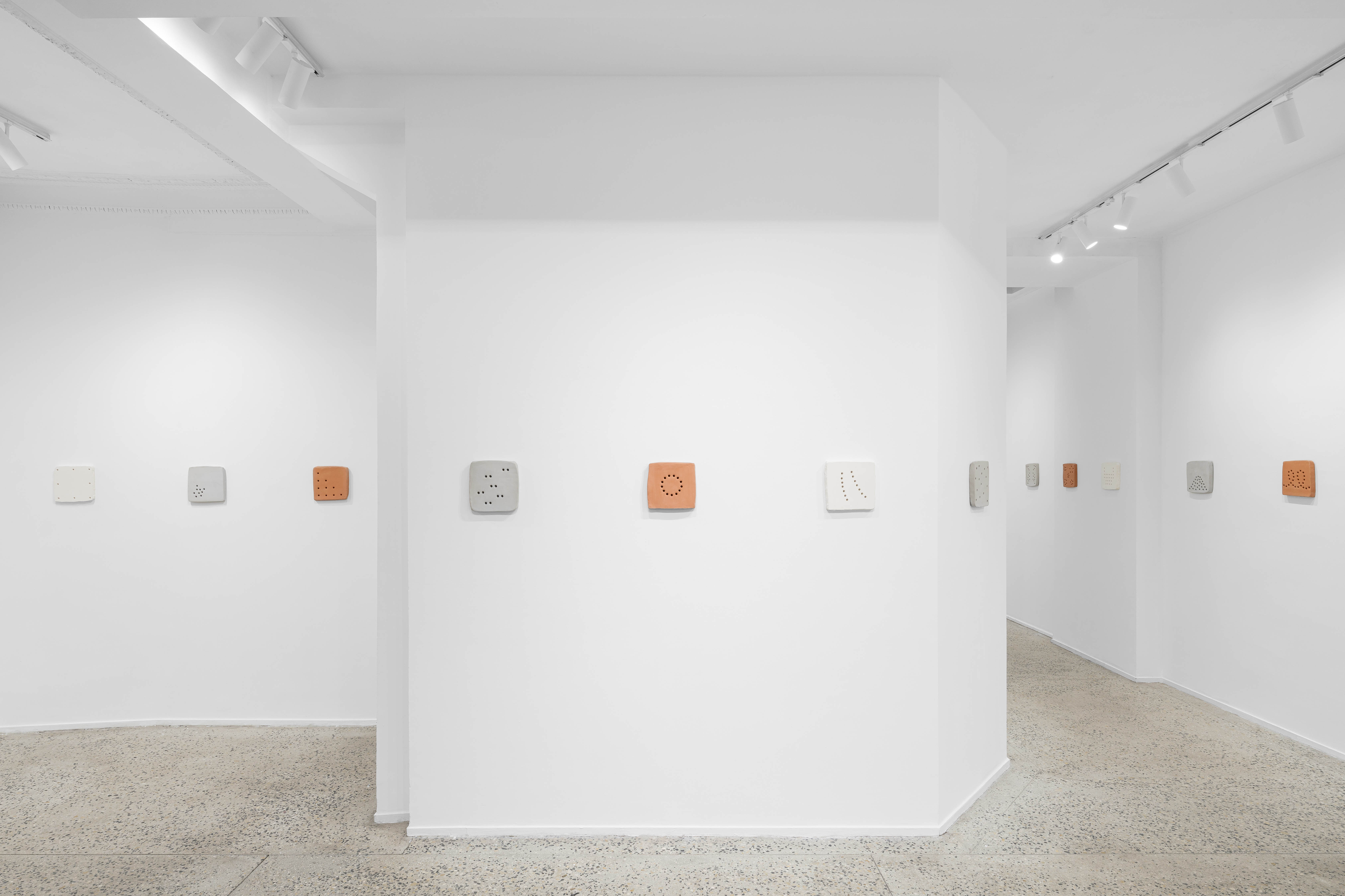 2739 Galerie Ariane Cy Exposition Henri Frachon Trou Plaque Ligne Photo Gregory Copitet