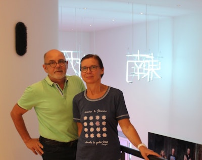 Diane & Marc devant une oeuvre néon de Su-Mei TSE (née en 1973) (Photo L.S.)