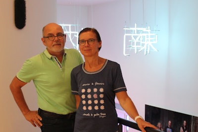 Diane & Marc devant une oeuvre néon de Su-Mei TSE (née en 1973) (Photo L.S.)
